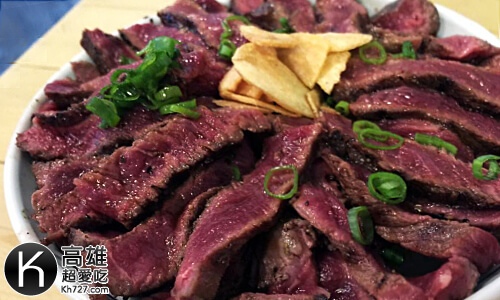 《初肉》極上菲力牛排丼搭配黃金蒜片