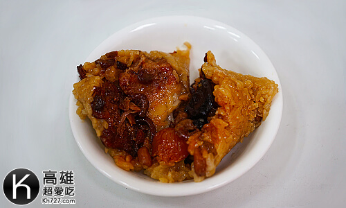 《龐家肉粽》剝開來整個頗面都是紅燒爌肉，跟滿滿的料！