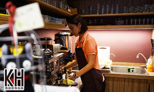 《暖暖輕食坊》老闆妹妹認真在吧檯內煮咖啡的模樣