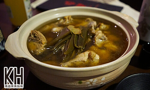 《酒樂》剝皮辣椒排骨雞湯