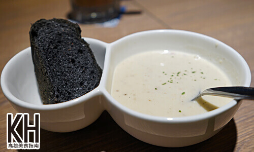 《鬍子茶》套餐濃湯竹炭麵包