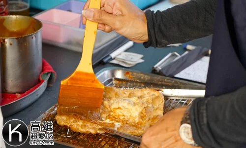 《羊角村炸彈蔥油餅》抹上醬汁